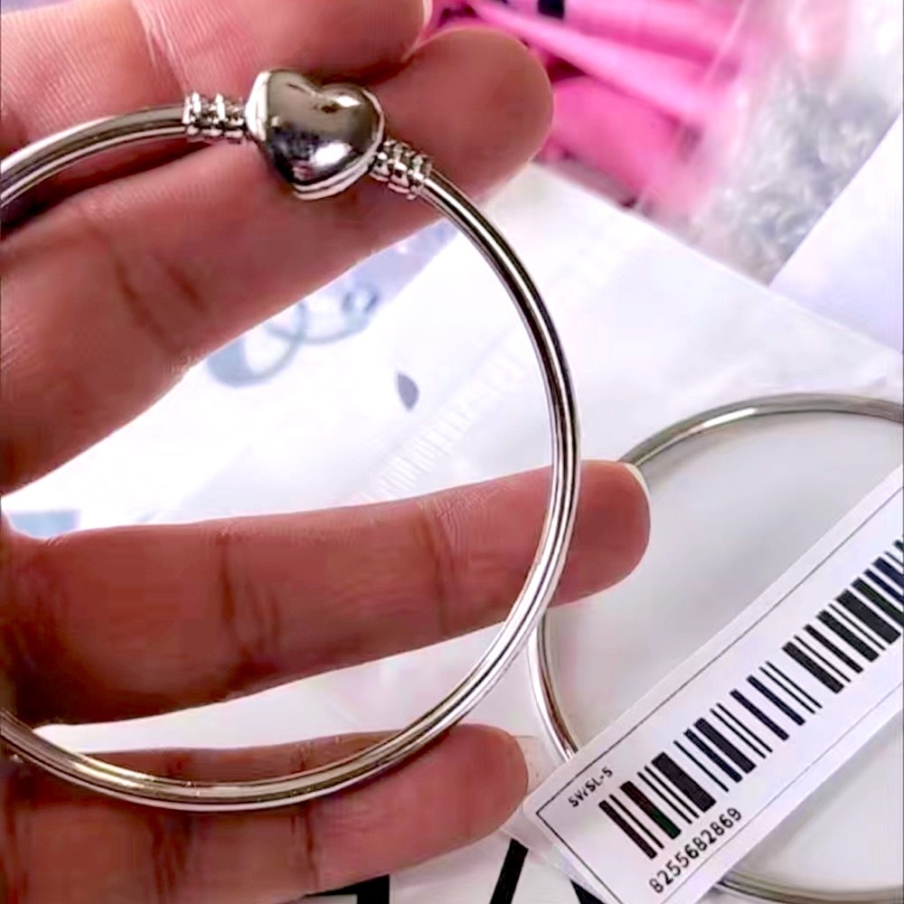 NWT 🩵 SMOOTH SILVER STAINLESS STEEL CHUNKY PUFF HEART BANGLE BRACELET - Picture 3 of 6
